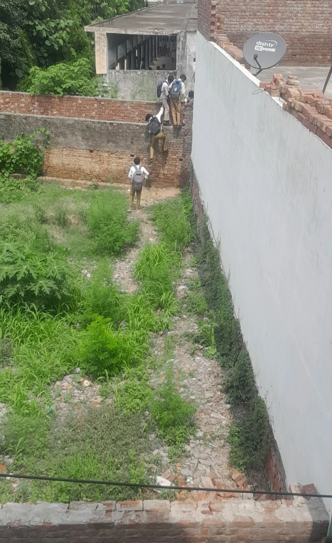 सरसावा: डी.सी. जैन इंटर कॉलेज में दीवार फांदकर बाहर निकलते दिखे छात्र, सुरक्षा व्यवस्था पर उठे सवाल