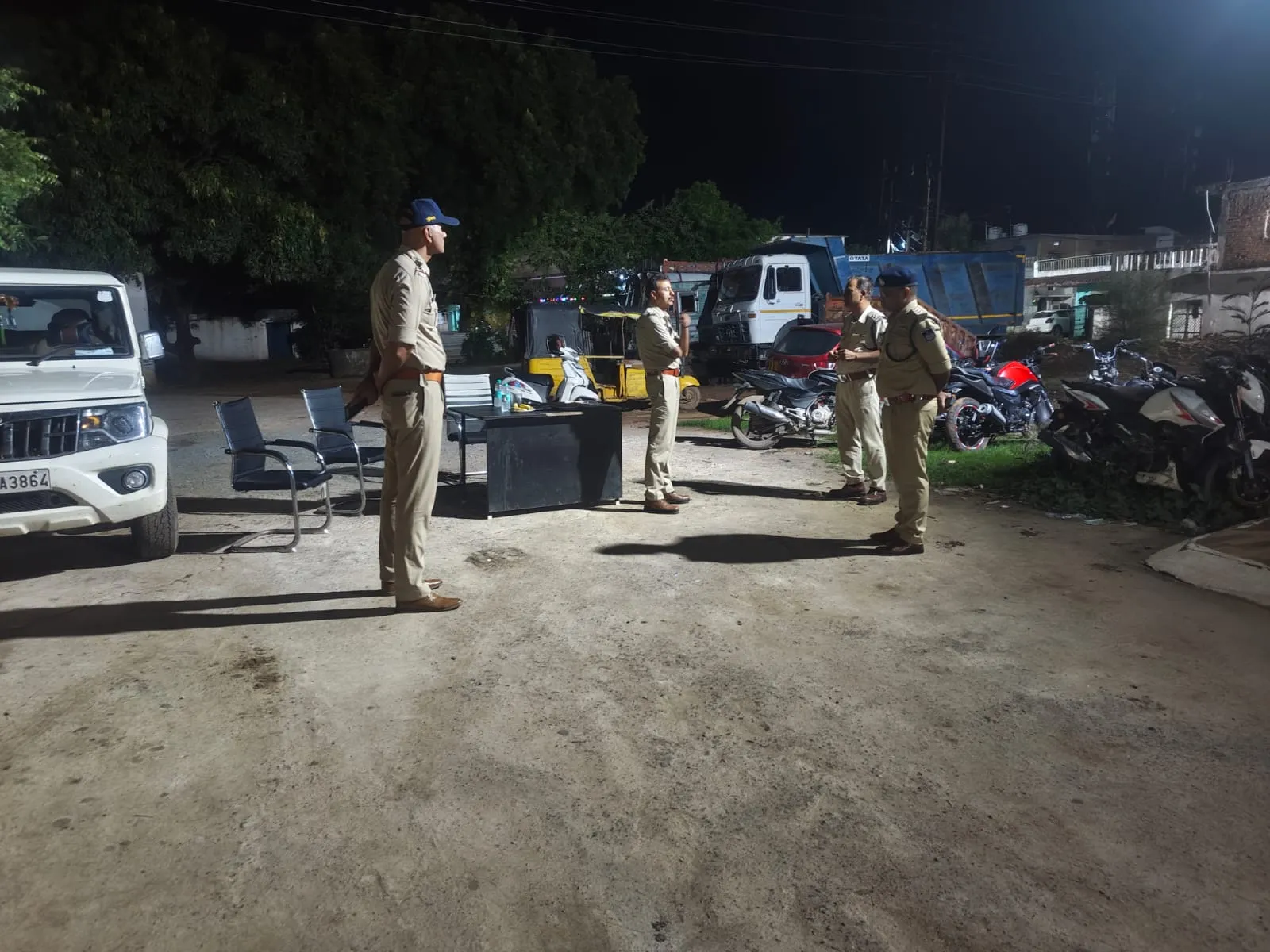 पुलिस अधीक्षक शहडोल द्वारा सीमावर्ती थाना देवलोंद क्षेत्र का आकस्मिक निरीक्षण