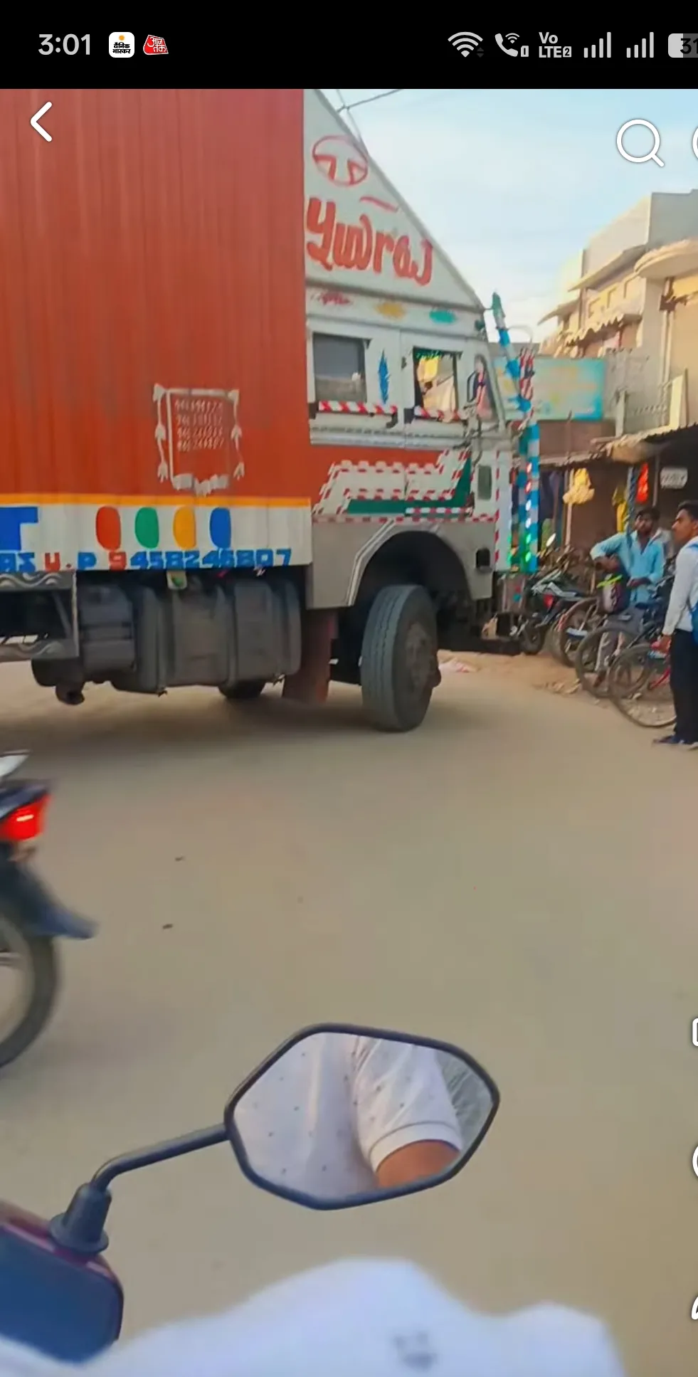 गोरखपुर जिले के घघसरा मार्केट मे सडक 
जाम का माहौल