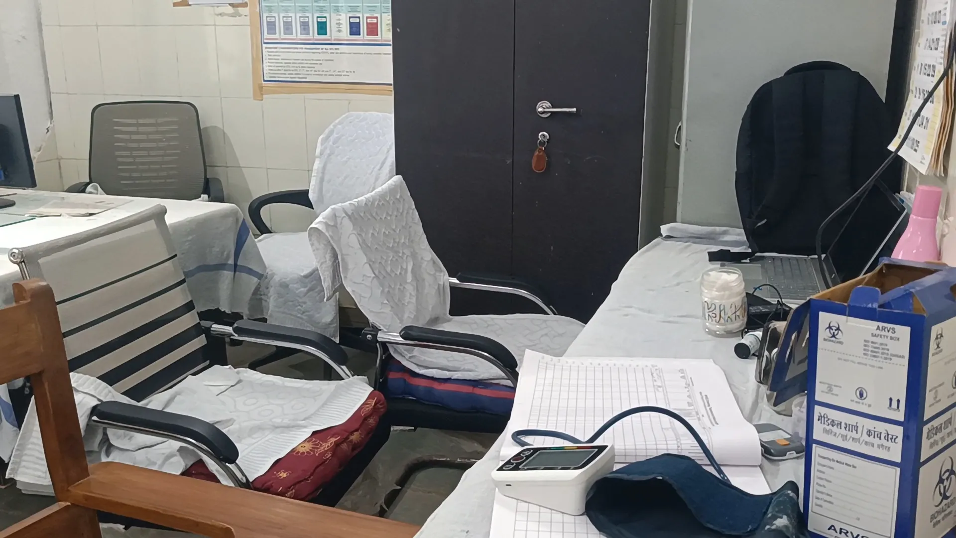 निलंबन के विरोध में नर्सों का काम बंद, जिला अस्पताल की व्यवस्था चरमराई
