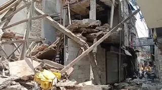 मछरहाई मुख्य बाजार में जर्जर इमारत भरभराकर गिरी