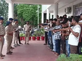 जुआ फड़ पर पुलिस का छापा, 20 जुआरी गिरफ्तार; कोर्ट भेजने से पहले दिलाई नशा मुक्ति की शपथ