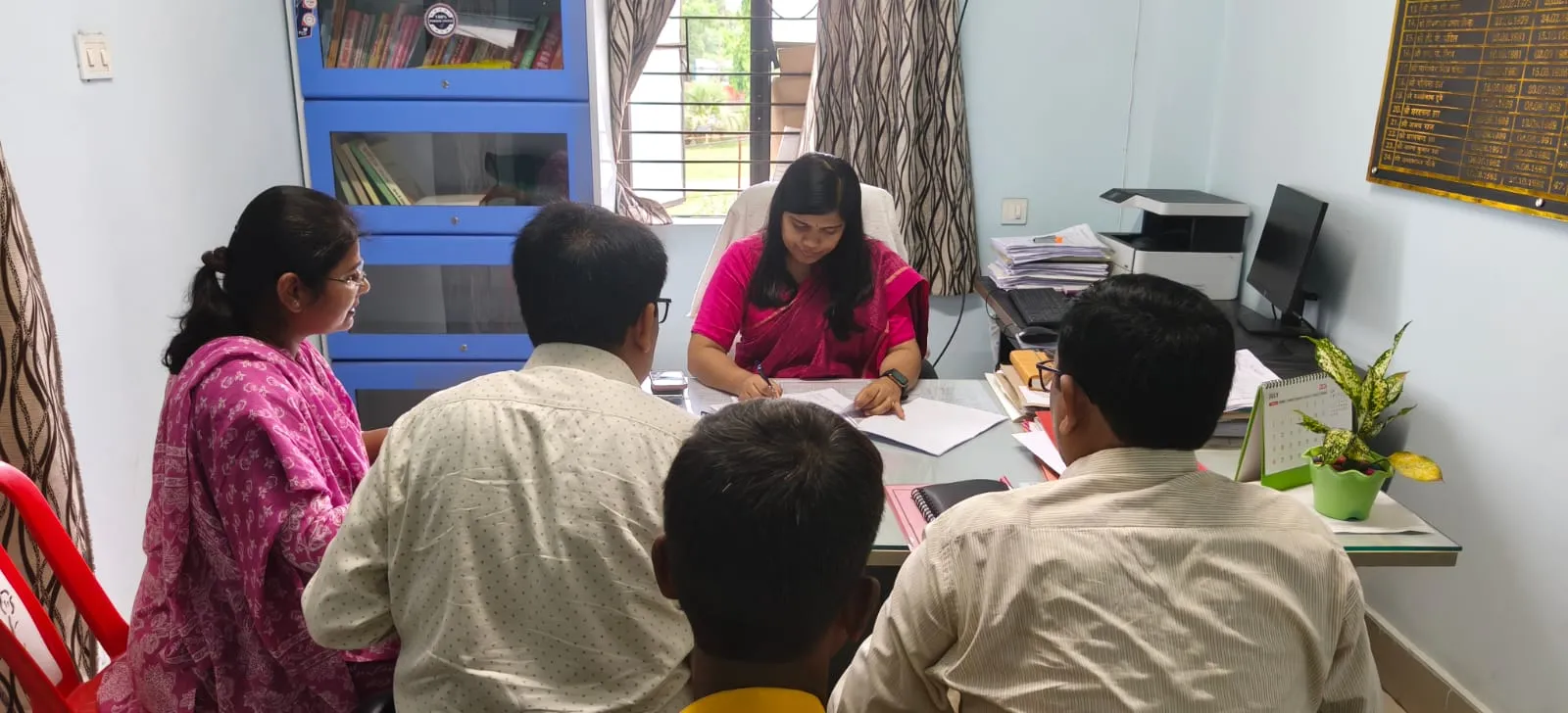 डीएम ने अंचल कार्यालय के निरीक्षण में कार्यप्रणाली में सुधार और लंबित मामलों पर दिए गए सख्त निर्देश