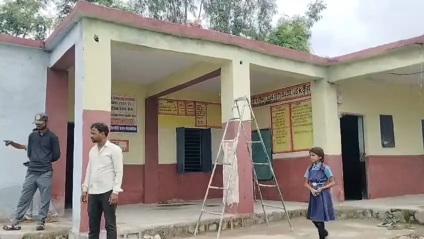 शराब के नशे में पढ़ाई? सरकारी स्कूल से सामने आई चौंकाने वाली तस्वीर