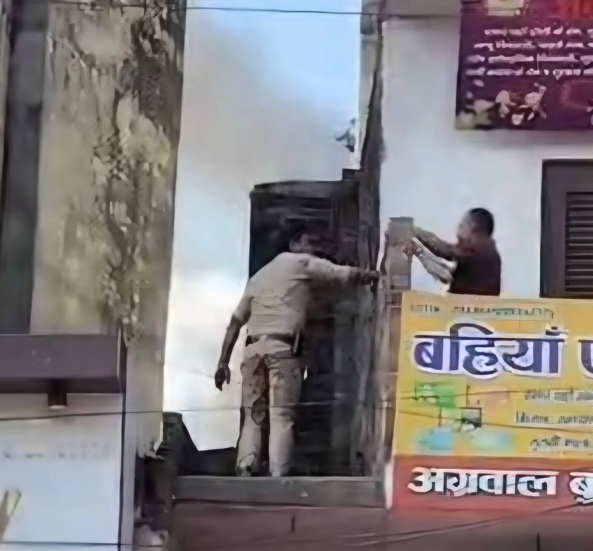 मुज्जफरनगर के मुख्य बाजार भगत सिंह रोड पर क्राॅकरी गोदाम में लगी भीषण आग, 03 फायर टैंकरों ने डेढ़ घंटे में काबू पाया