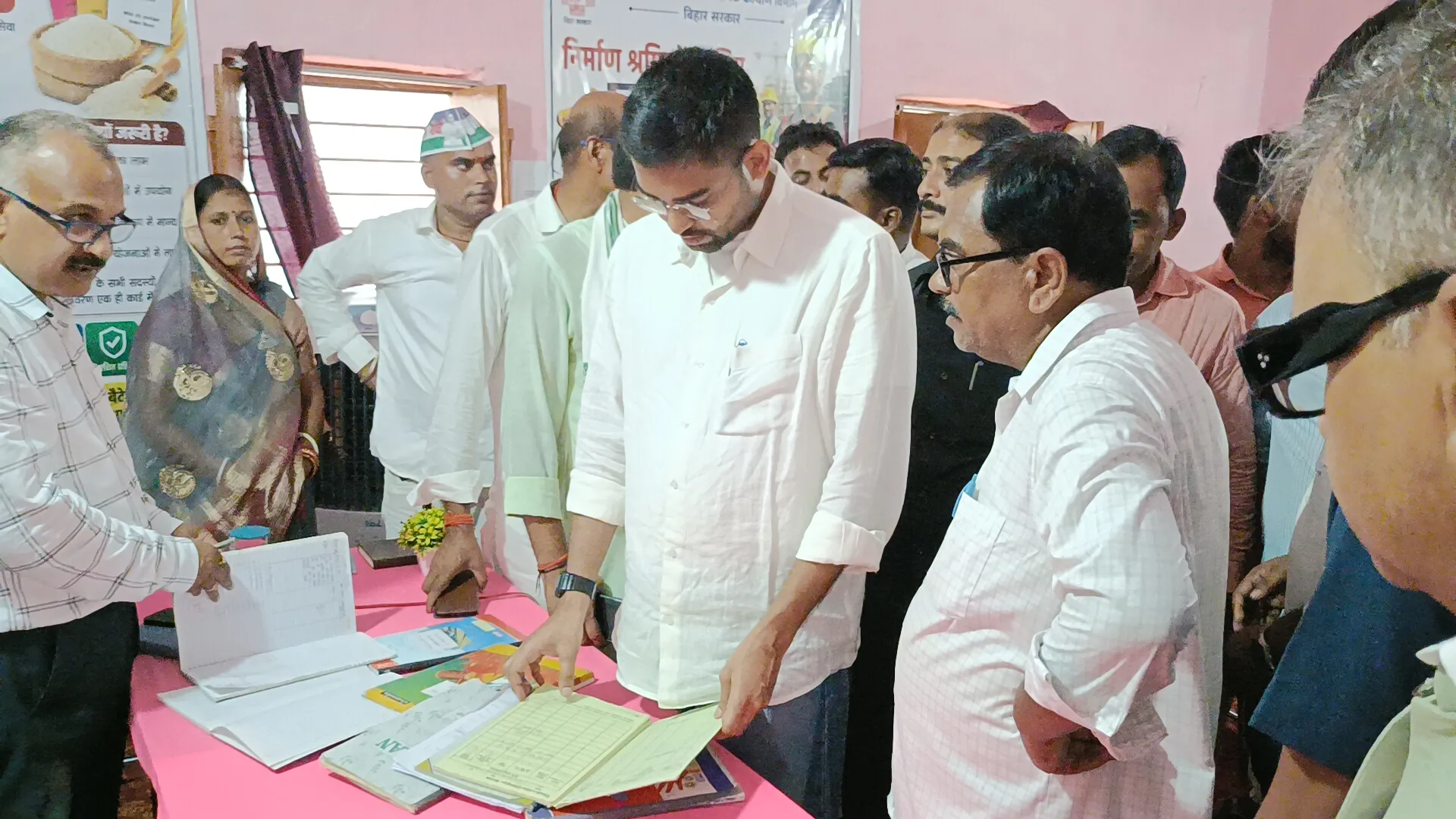 पंचायती राज मंत्री दीपक प्रकाश ने किया अंबा उत्तरी पंचायत का निरीक्षण।