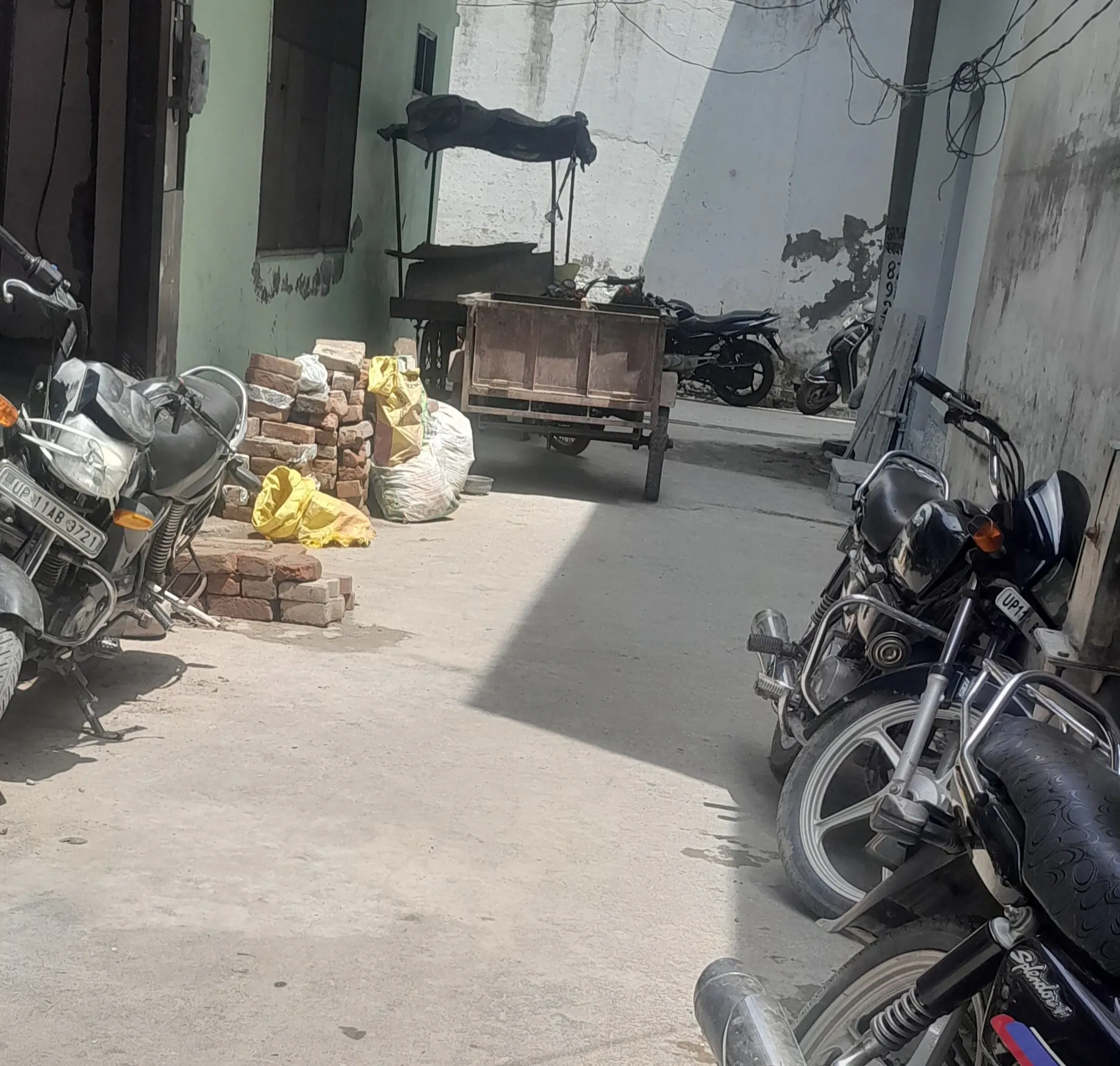 आज की बड़ी खबर: दुर्गा कॉलोनी की गली में फिर हुआ अतिक्रमण, राहगीरों का निकलना हुआ मुश्किल