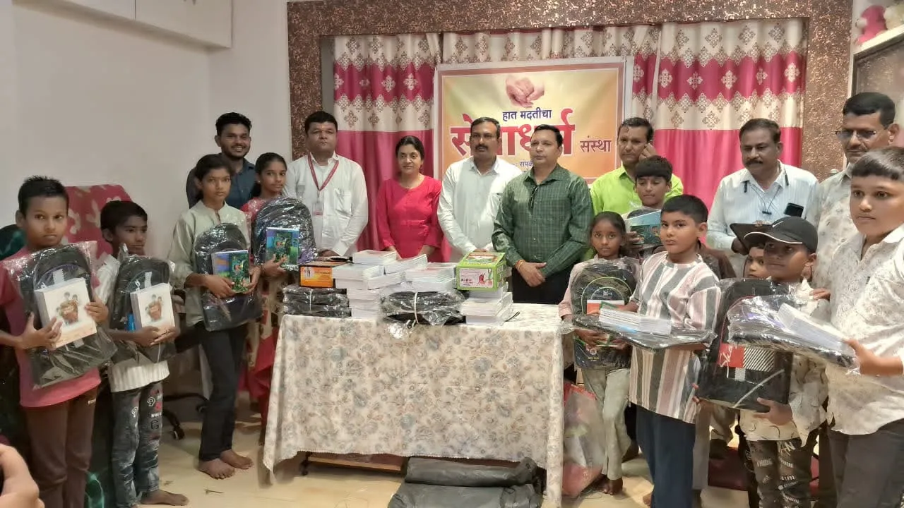 निराश्रित एवं जरूरतमंद विद्यार्थियों को शैक्षणिक सामग्री वितरित