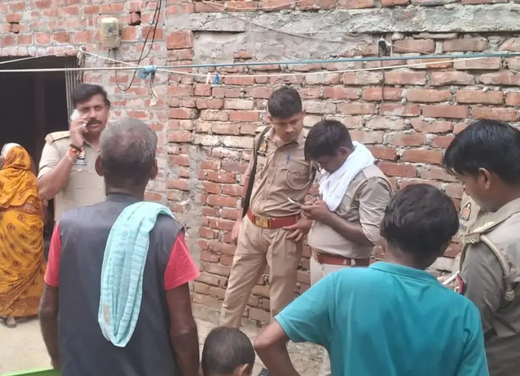 हरदोई: बेकरी संचालक ने लगाई फांसी, फॉरेंसिक टीम ने की जांच, आत्महत्या की वजह अभी साफ नहीं