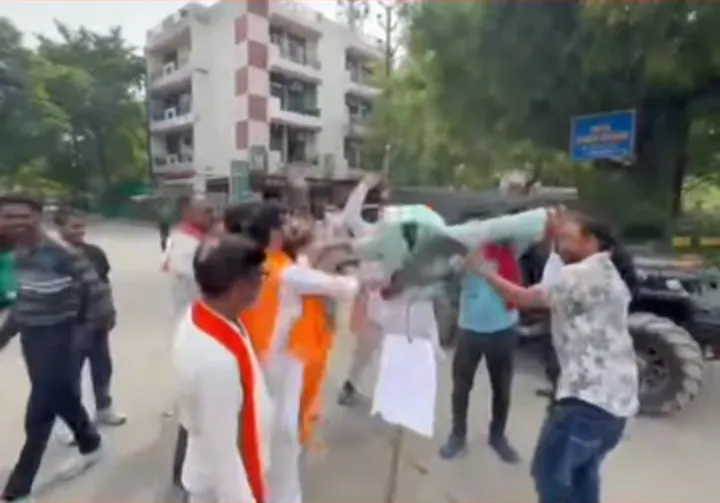 कानपुर में पप्पू यादव के खिलाफ हिंदू रक्षा दल का प्रदर्शन, पुतला फूंका