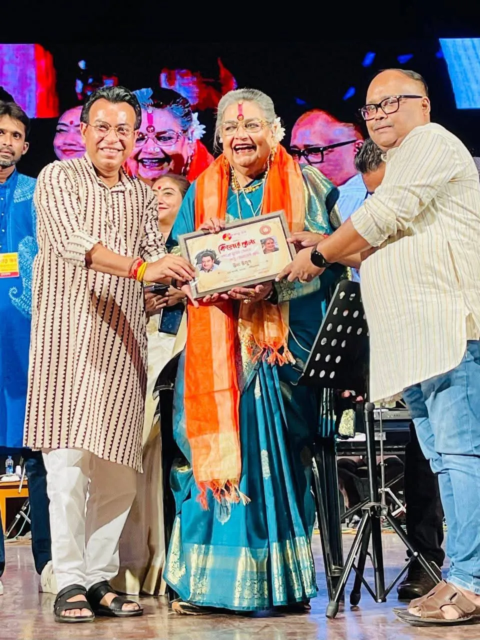 কানায় কানায় পরিপূর্ণ অডিটোরিয়াম ফের প্রমাণ দিল কিশোর কুমার ছিলেন আছেন ও থাকবেন।