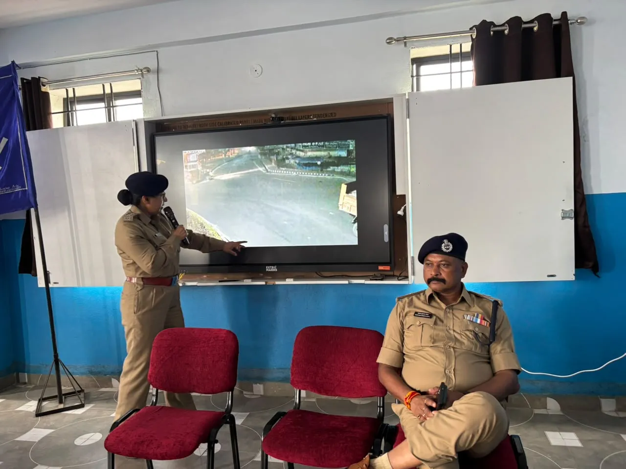 ट्रैफिक लाइट्स डे" पर यातायात पुलिस ने विद्यार्थियों को पढ़ाया सड़क सुरक्षा का पाठ