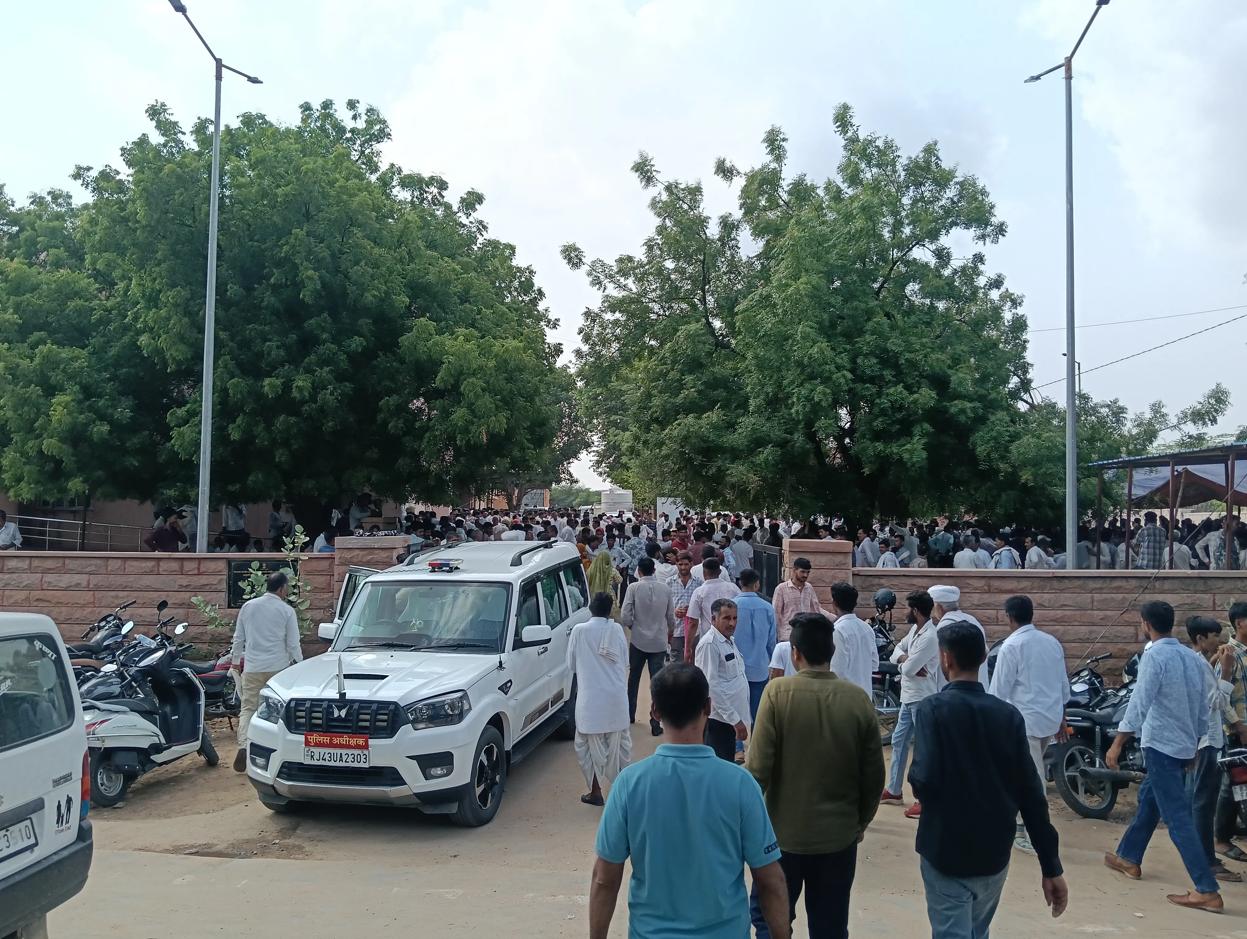 लोहावट भंवरी देवी हत्याकांड प्रशासन आश्वासन देता हुआ सीएससी अस्पताल लोहावट