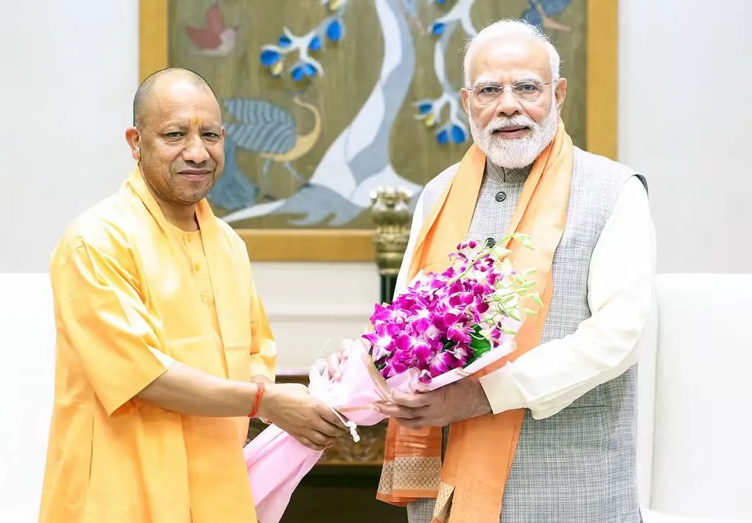 प्रधानमंत्री नरेंद्र मोदी से मुख्यमंत्री योगी आदित्यनाथ ने की आत्मीय भेंट