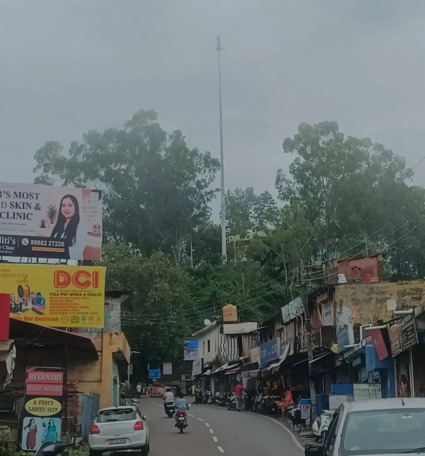 भरवाईं में 105 फीट ऊंचा तिरंगा खंभा खाली खड़ा है