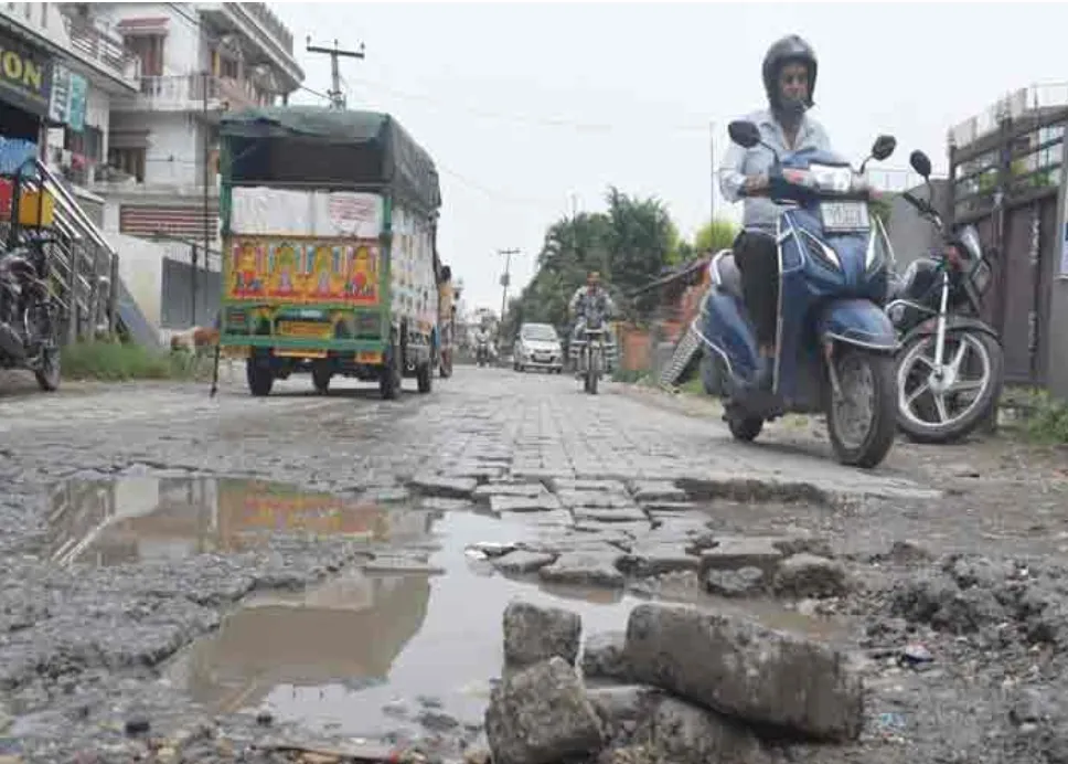 स्मार्ट सिटी या सुस्त व्यवस्था?
देहरादून में स्मार्ट सिटी कार्यों के बीच ट्रैफिक व्यवस्था चरमराई, जगह-जगह सड़कें जर्जर