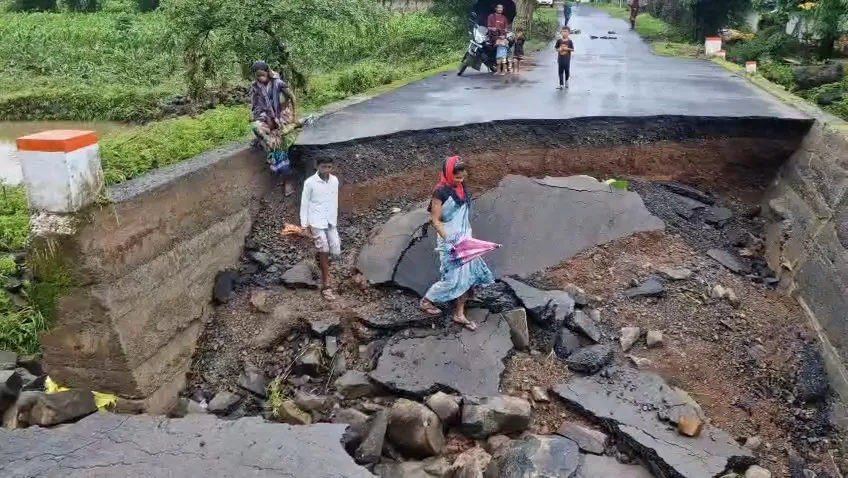PMGSY की करोड़ों की सड़क बारिश में बही, ग्रामीणों ने उठाई जांच की मांग
