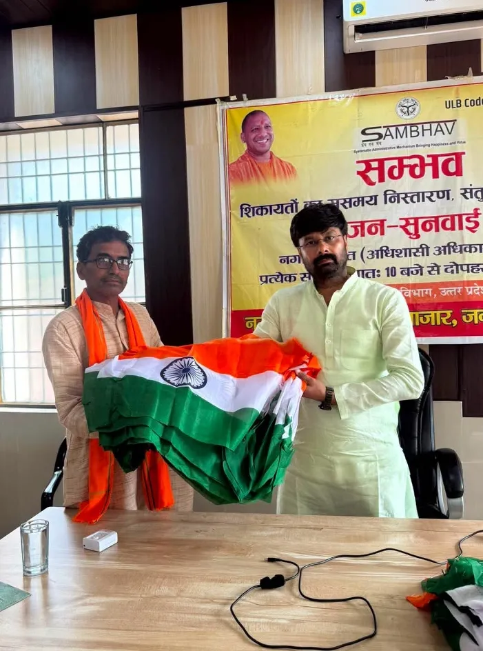 नगर अध्यक्ष ने बांटा घर घर तिरंगा