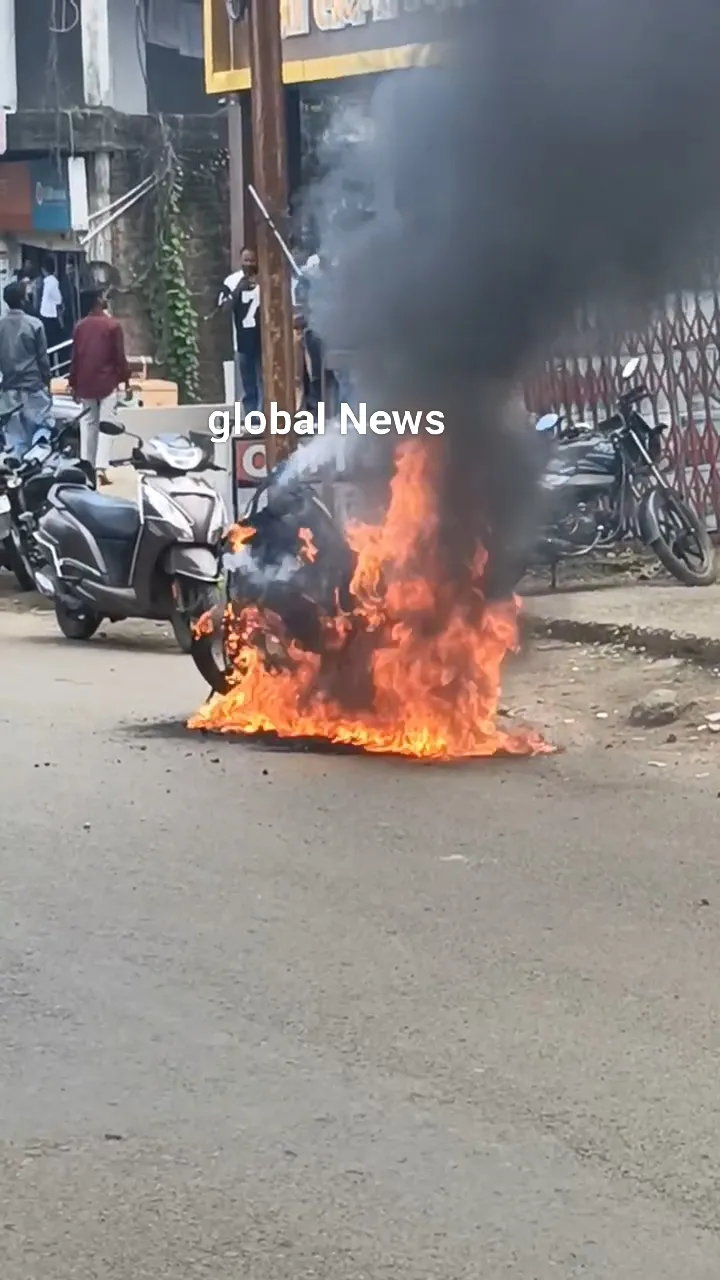 सड़क पर अचानक बाइक बनी आग का गोला, चालक ने भागकर बचाई जान