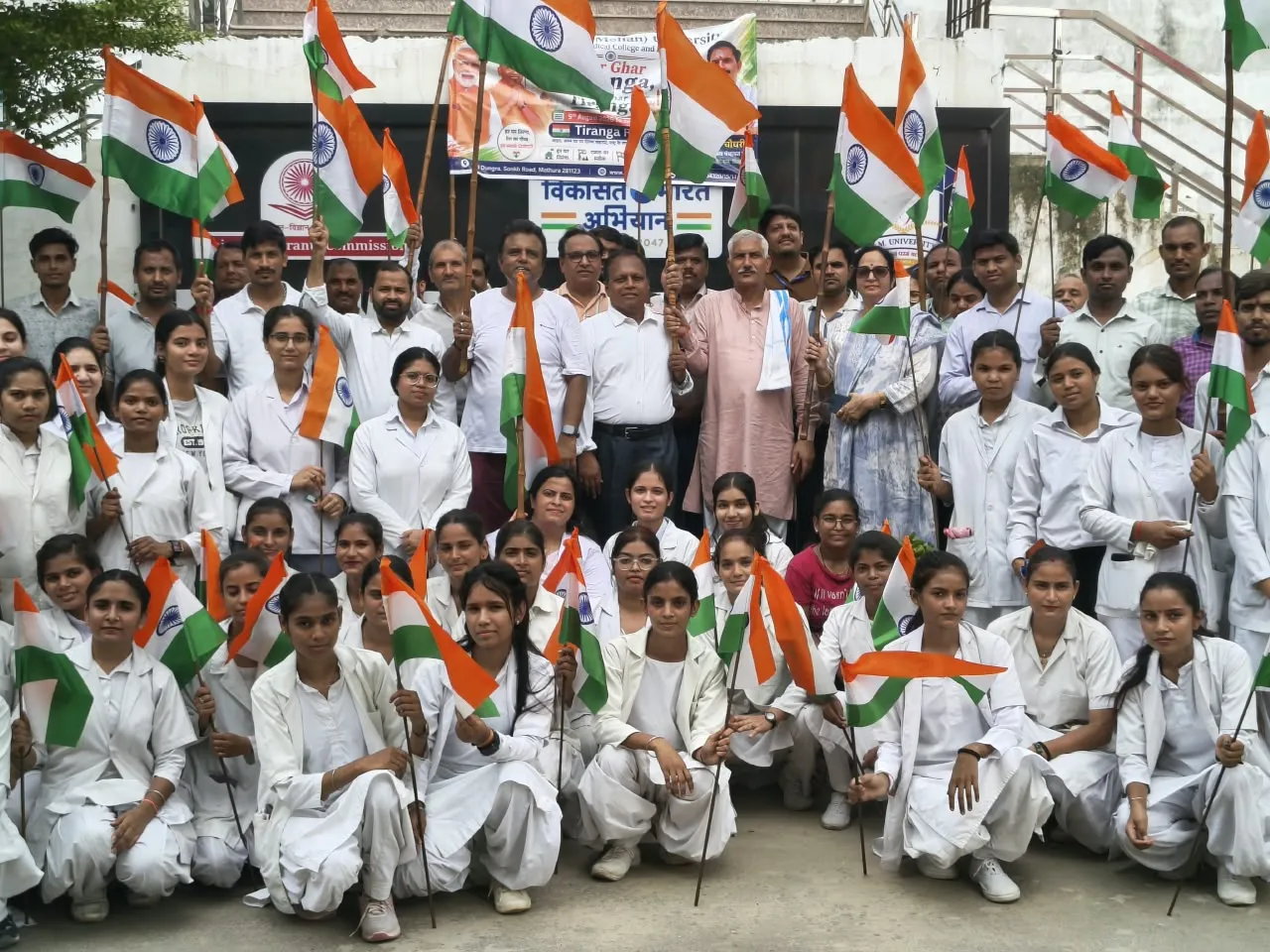 के एम विश्वविद्यालय में हर घर तिरंगा रैली: सफेद कोट हाथ में तिरंगा लेकर निकले छात्र-छात्राएं