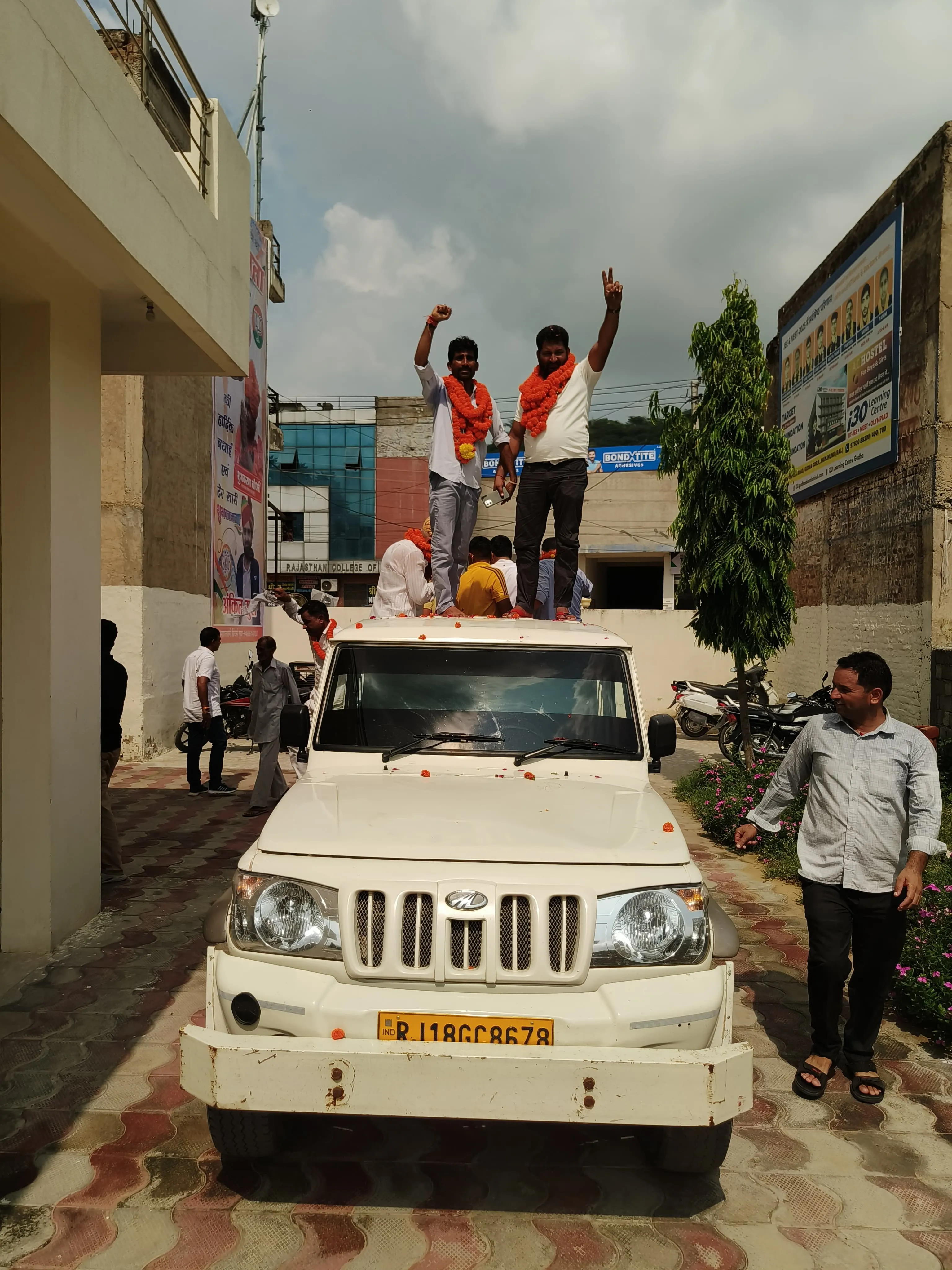 Gudha gorji me sdm or acm court ke liye chal rha dharna ex vidhayek ke aswasn ke baad smapt kiya gya