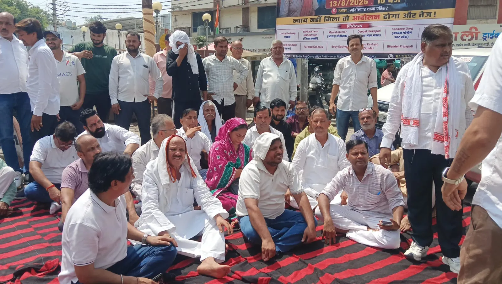 मोदीनगर में पीड़ित महिलाओं को न्याय दिलाने की मांग को लेकर अनिश्चितकालीन हड़ताल प्रशासन के आश्वासन पर रोकी गई
