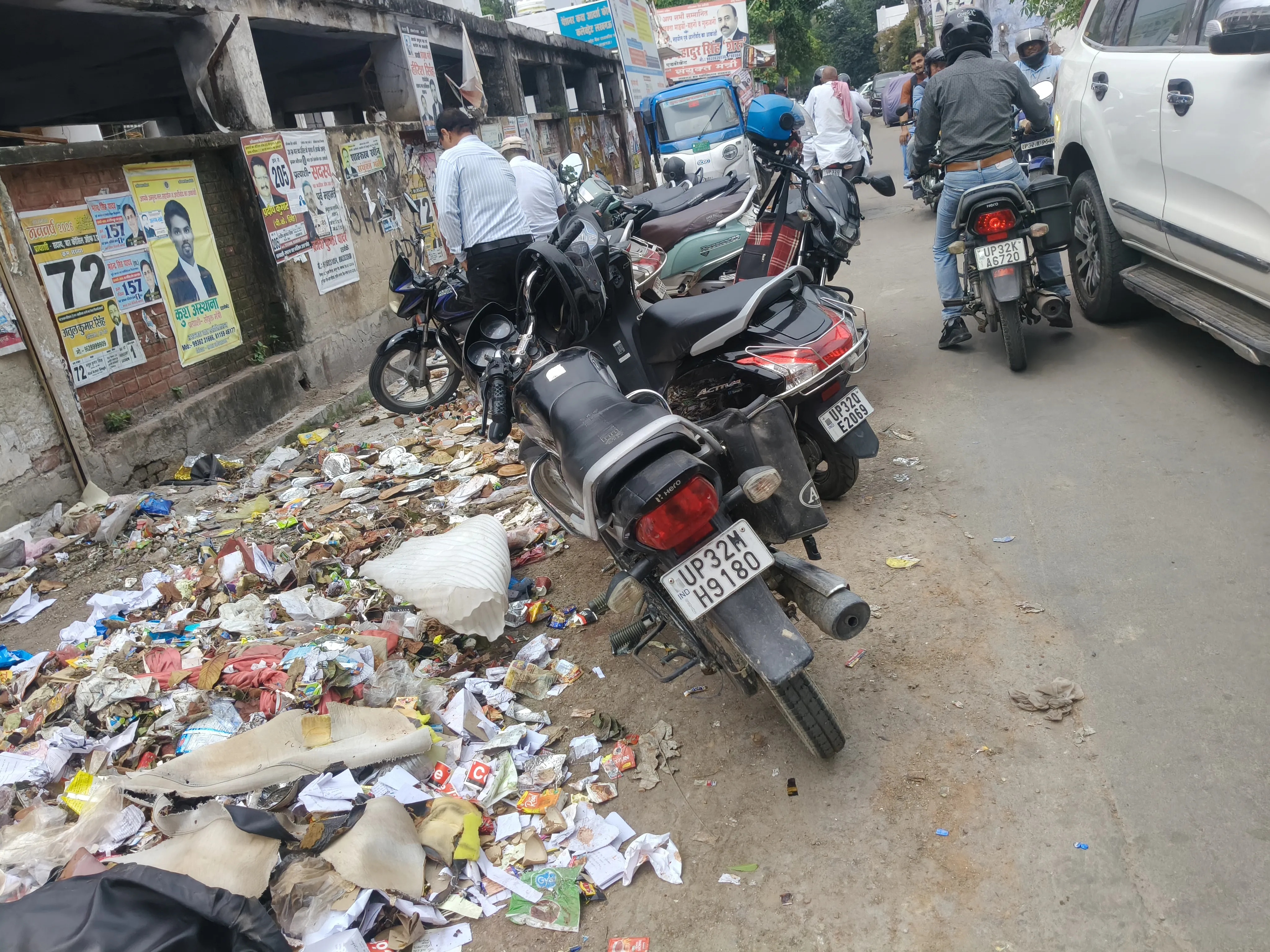 गाड़ियों का जमावड़ा और गंदगी