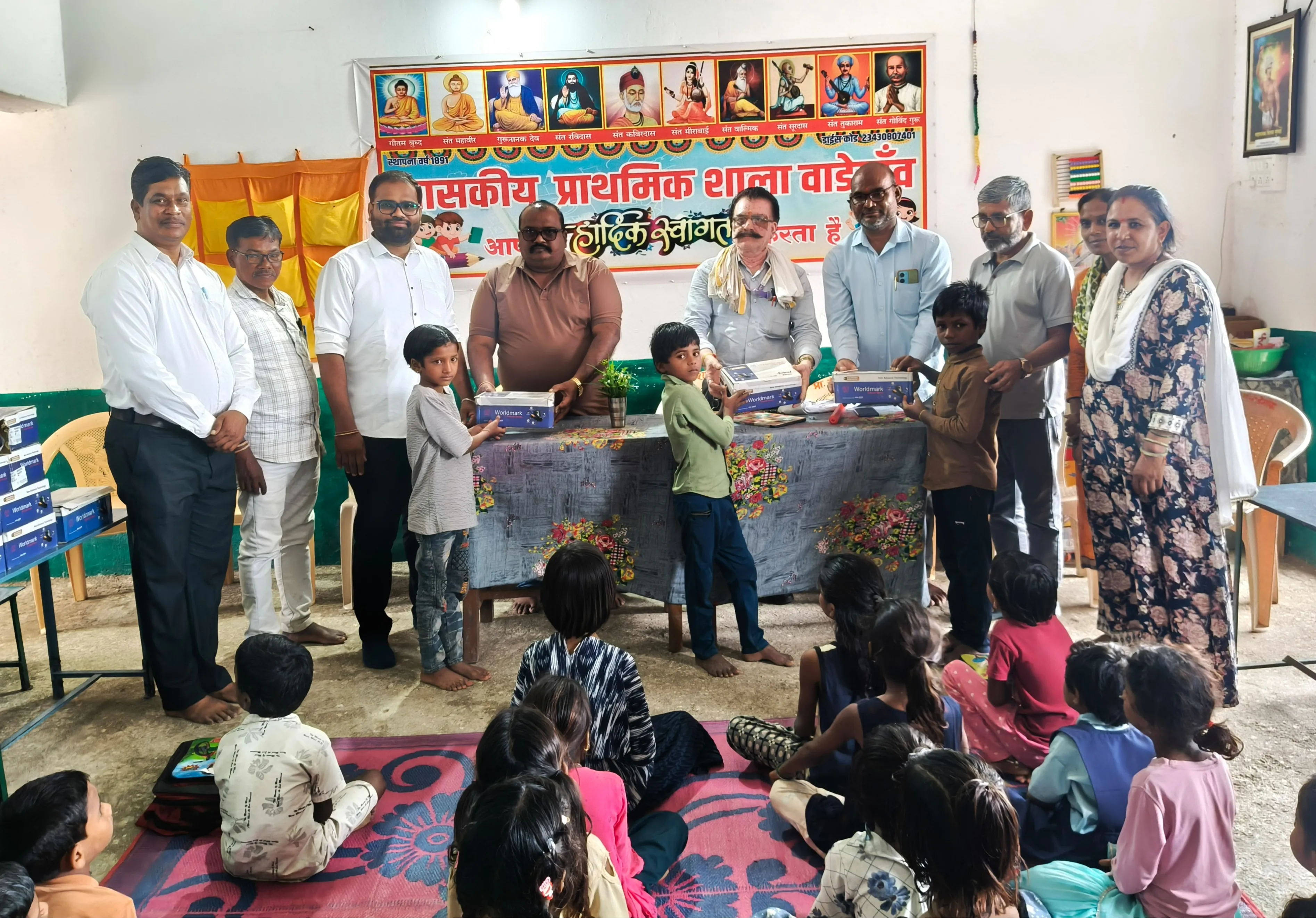 पिता की स्मृति बनी सेवा की प्रेरणा, छात्राओं और जरूरतमंद बच्चों को बांटे जूते-मोजे