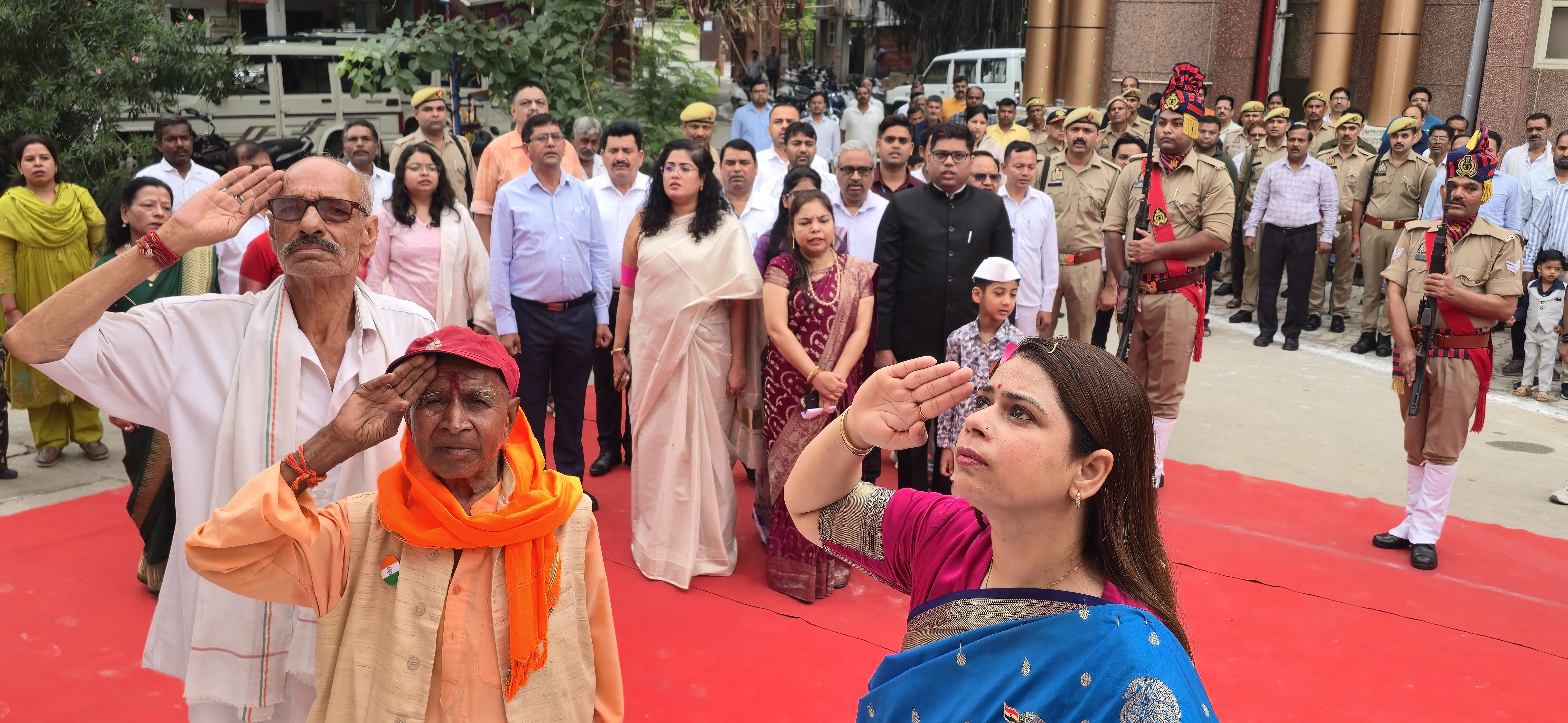 स्वतंत्रता दिवस पर कलेक्ट्रेट में शान से लहराया तिरंगा, डीएम ने दिलाया राष्ट्र निर्माण का संकल्प