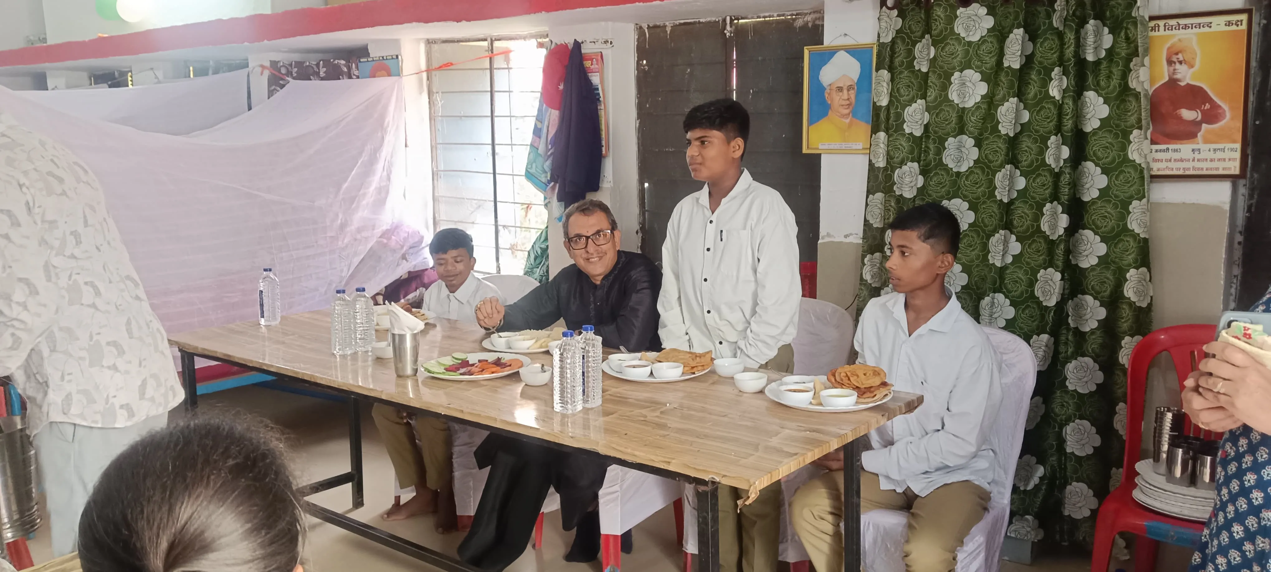 स्वतंत्रता दिवस पर नांदनवाड़ी बालक छात्रावास में कलेक्टर श्री वशिष्ठ ने विद्यार्थियों के साथ किया विशेष भोज