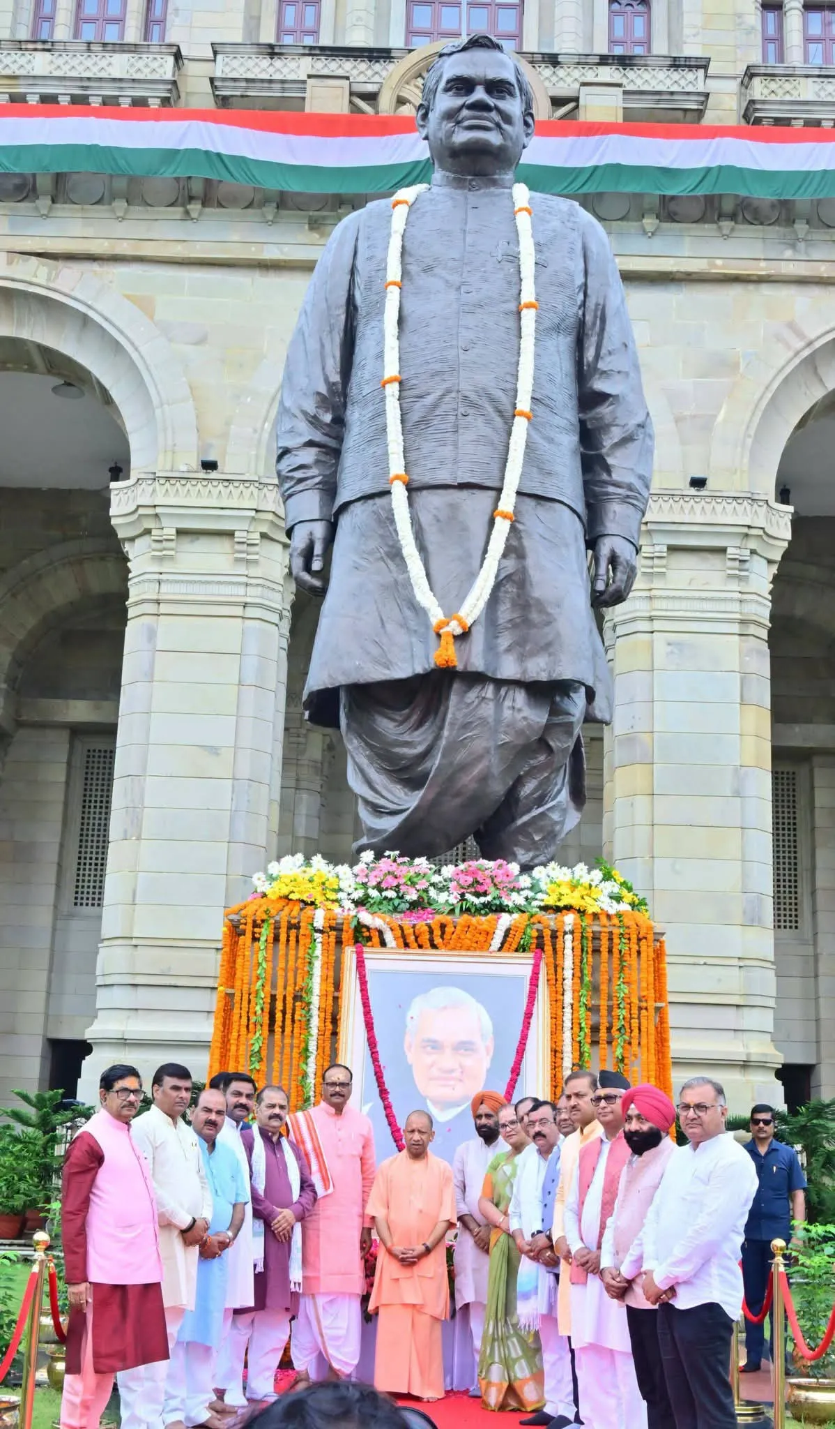 अटल बिहारी वाजपेयी की पुण्यतिथि पर पुष्पांजलि, गणमान्यजनों ने किया नमन