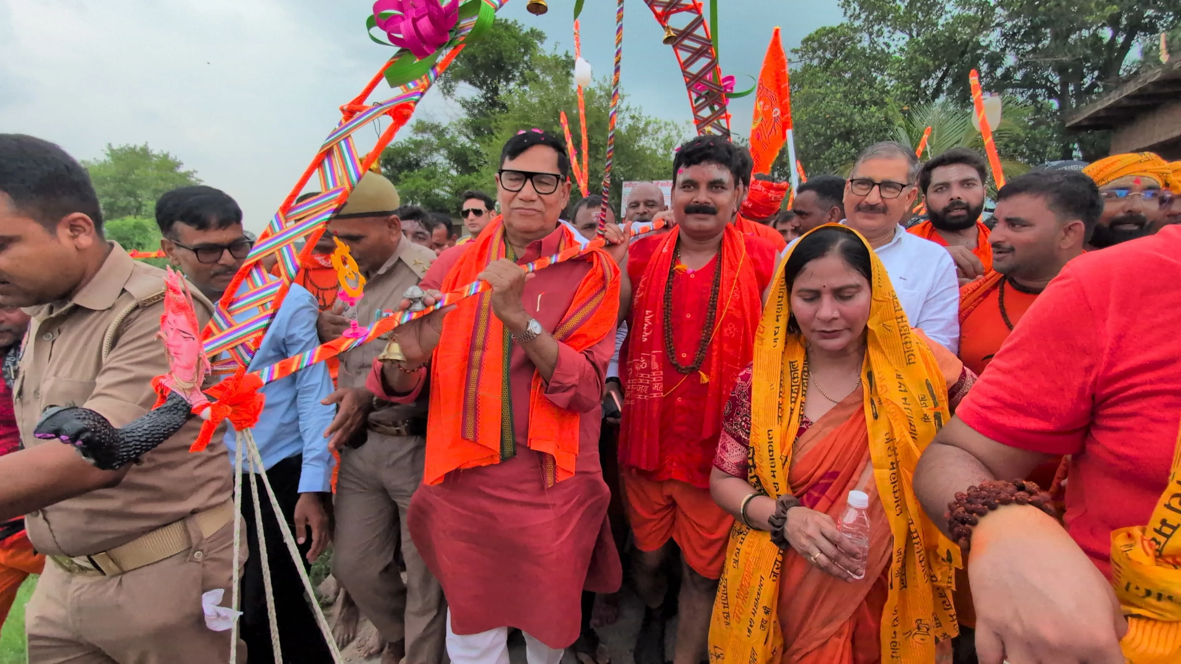 *कृपाशंकर सिंह ने उठाई कांवड़, शिवभक्तों संग लगाए ‘हर-हर महादेव’ के जयकारे