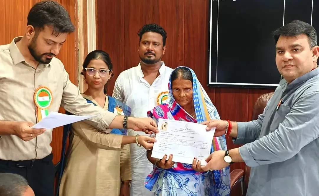 विधायक ने बांटी भूमिहीनों को भूमि का पर्चा