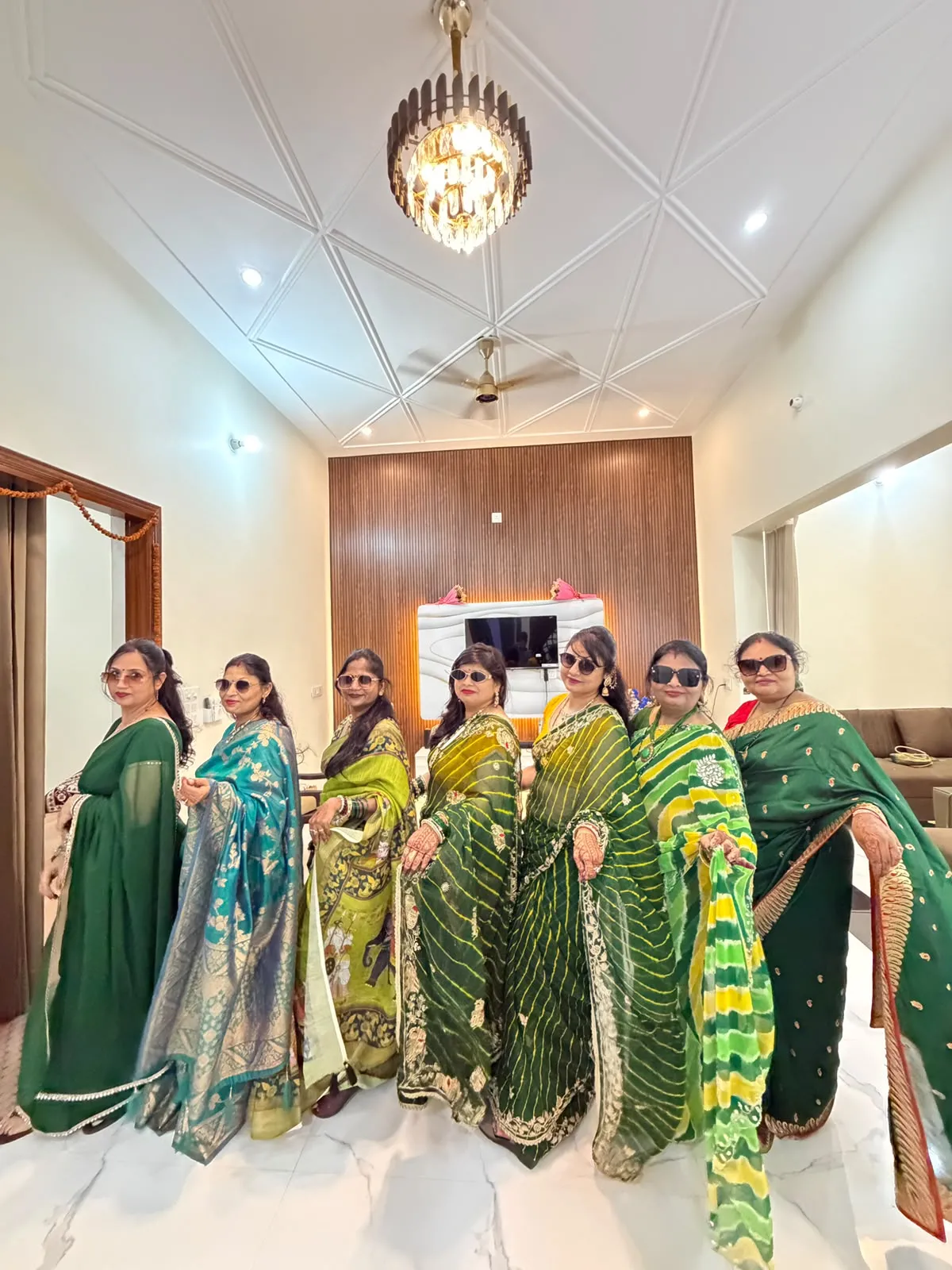 गीत, झूले और मेहंदी की रंगत से सजा गीता नगरी, मीनाक्षी भार्गव बनीं ‘तीज क्वीन’