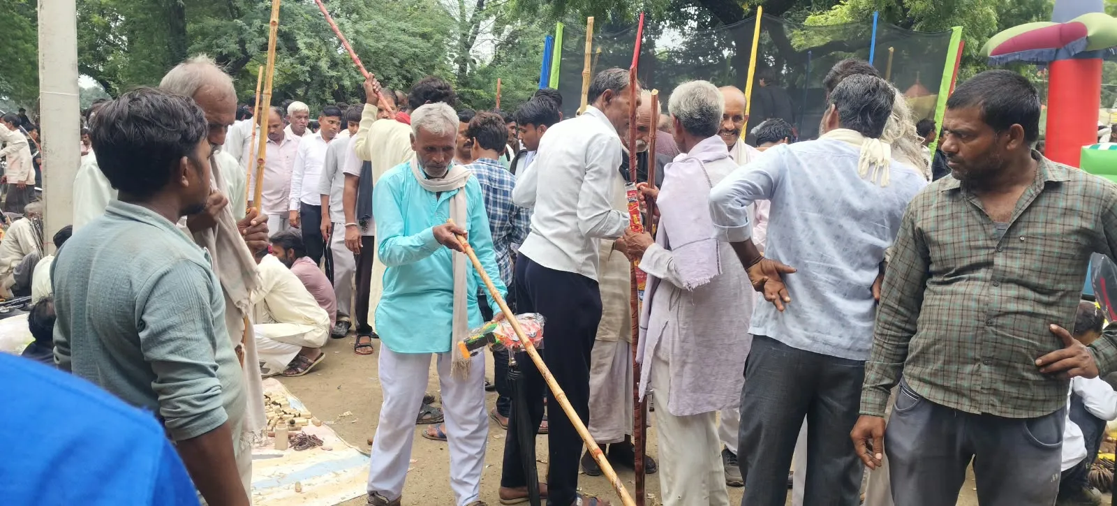 कांवड़ चढ़ाने जा रहे युवक को रास्ते में आया चक्कर, पुलिस ने कराया अस्पताल में भर्ती