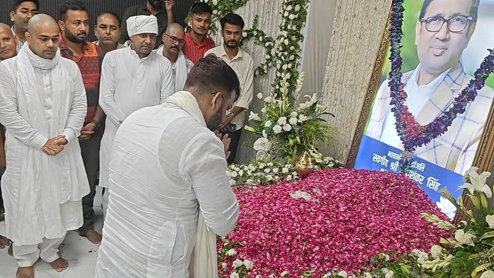 लोकगीत गायक एवं एमएलसी पवन सिंह पहुंचे खनवर, स्व. उमाशंकर सिंह को दी श्रद्धांजलि।