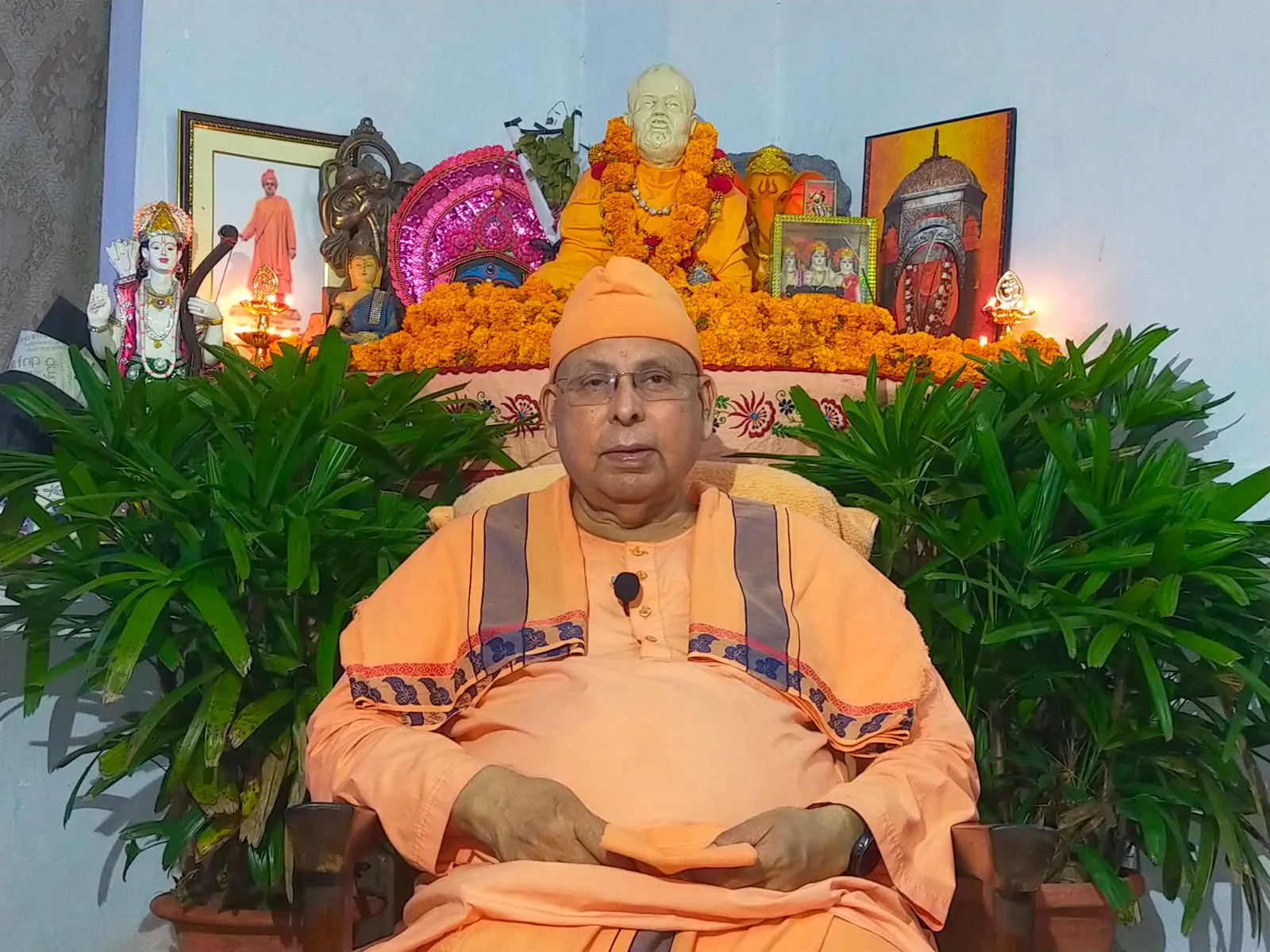 ईश्वर के प्रति सच्चा समर्पण मनुष्य को सही दिशा प्रदान करता है - स्वामी मुक्तिनाथानंद