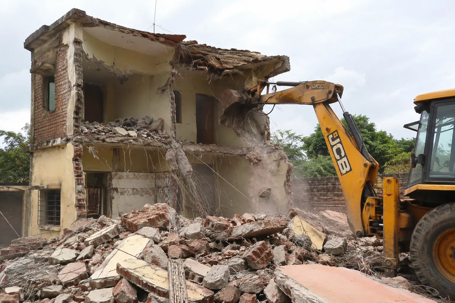 जमशेदपुर में सरकारी भूमि पर अवैध निर्माण के मामले में प्रशासन ने जेसीबी से मकान ध्वस्त किया