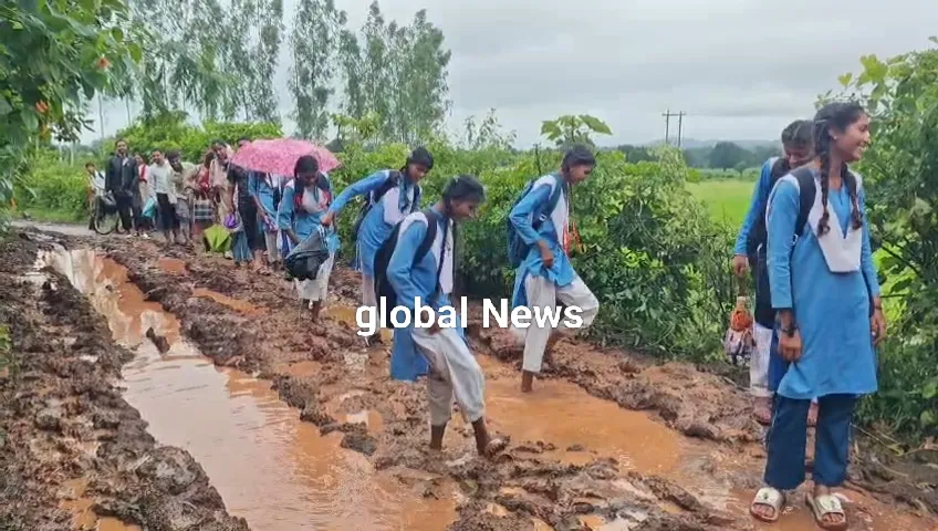 स्कूल पहुंचने के लिए रोज अग्निपरीक्षा, 400 बच्चे कीचड़ भरे रास्ते से मजबूर