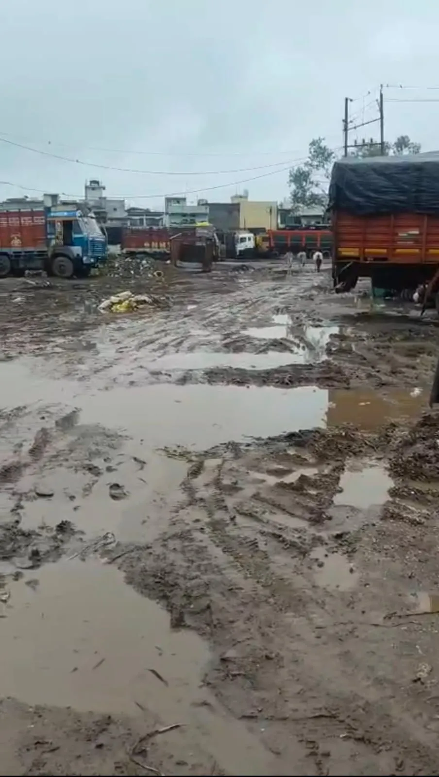 चंडाल भाटा ट्रांसपोर्ट नगर में बारिश बनते हीजलभराव और कीचड़ से बढ़ी लोगों की मुश्किलें राहगीर परेशान जिम्मेदार बेखबर