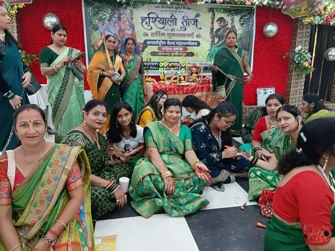 हरियाली तीज के मौके पर आयोजित की गई मेहंदी प्रतियोगिता