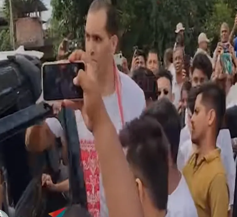 WWE स्टार द ग्रेट खली दक्षिण असम में बाढ़ पीड़ितों के साथ खड़े हैं-
पहले हम इंसान हैं, फिर सेलिब्रिटी'-