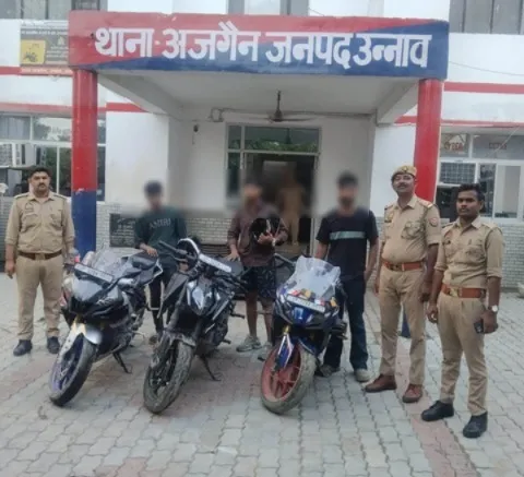 लखनऊ-कानपुर हाईवे पर स्टंटबाजी कर रहे तीन युवक गिरफ्तार
तीनों के खिलाफ मुकदमा दर्ज, तीनों स्टंट बाइकें एमवी एक्ट के तहत