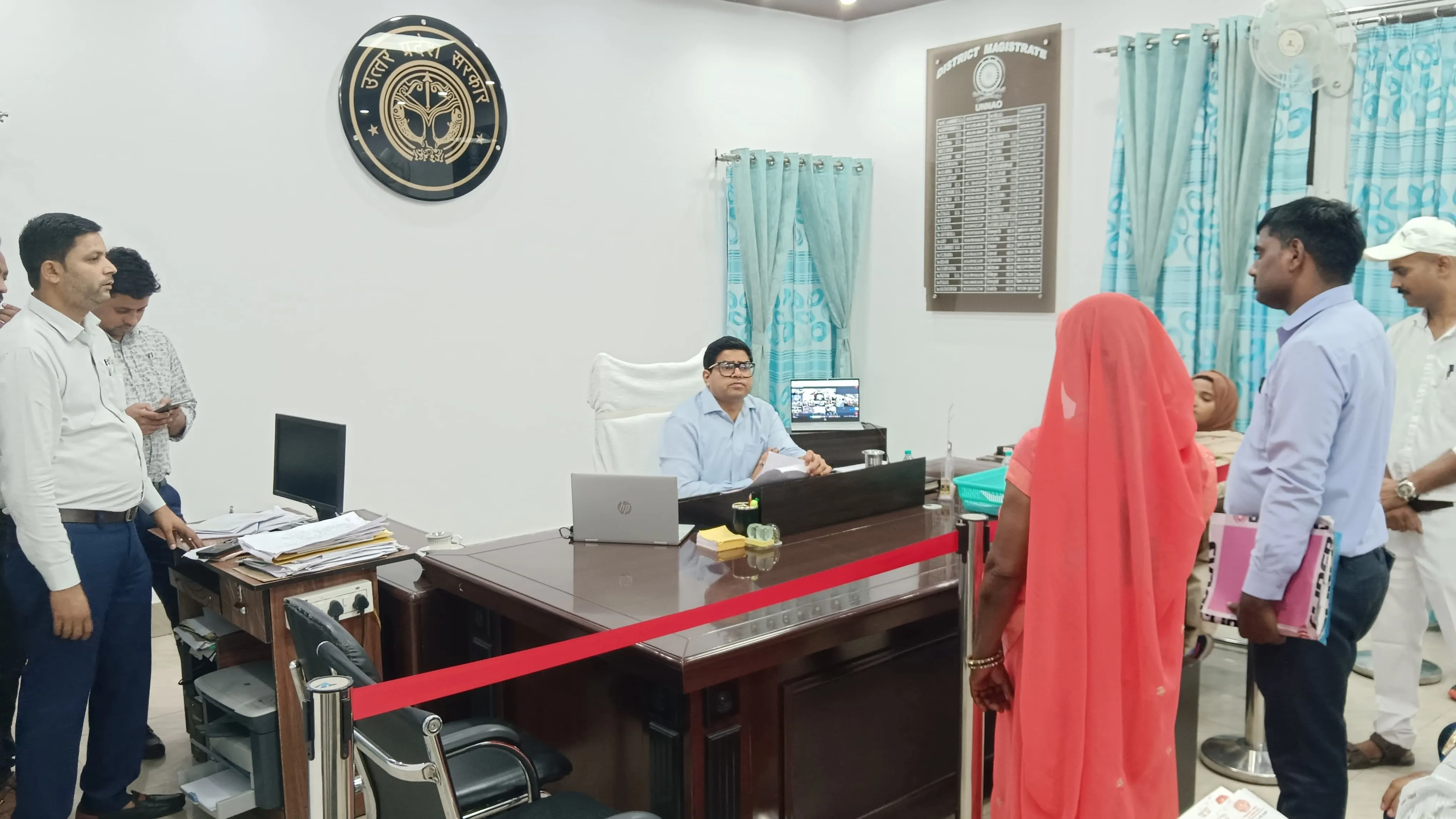 जनता दर्शन में डीएम ने सुनीं फरियादियों की समस्याएं, 35 शिकायतों पर त्वरित कार्रवाई के निर्देश