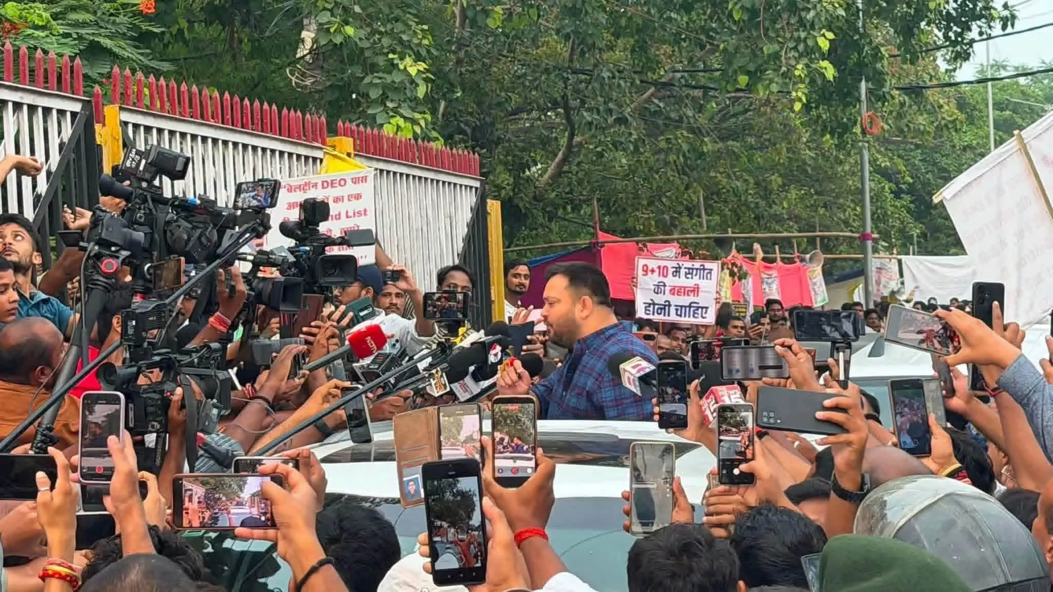 छात्रों की मांगों के समर्थन में तेजस्वी यादव, गर्दनीबाग धरना स्थल पहुंचे