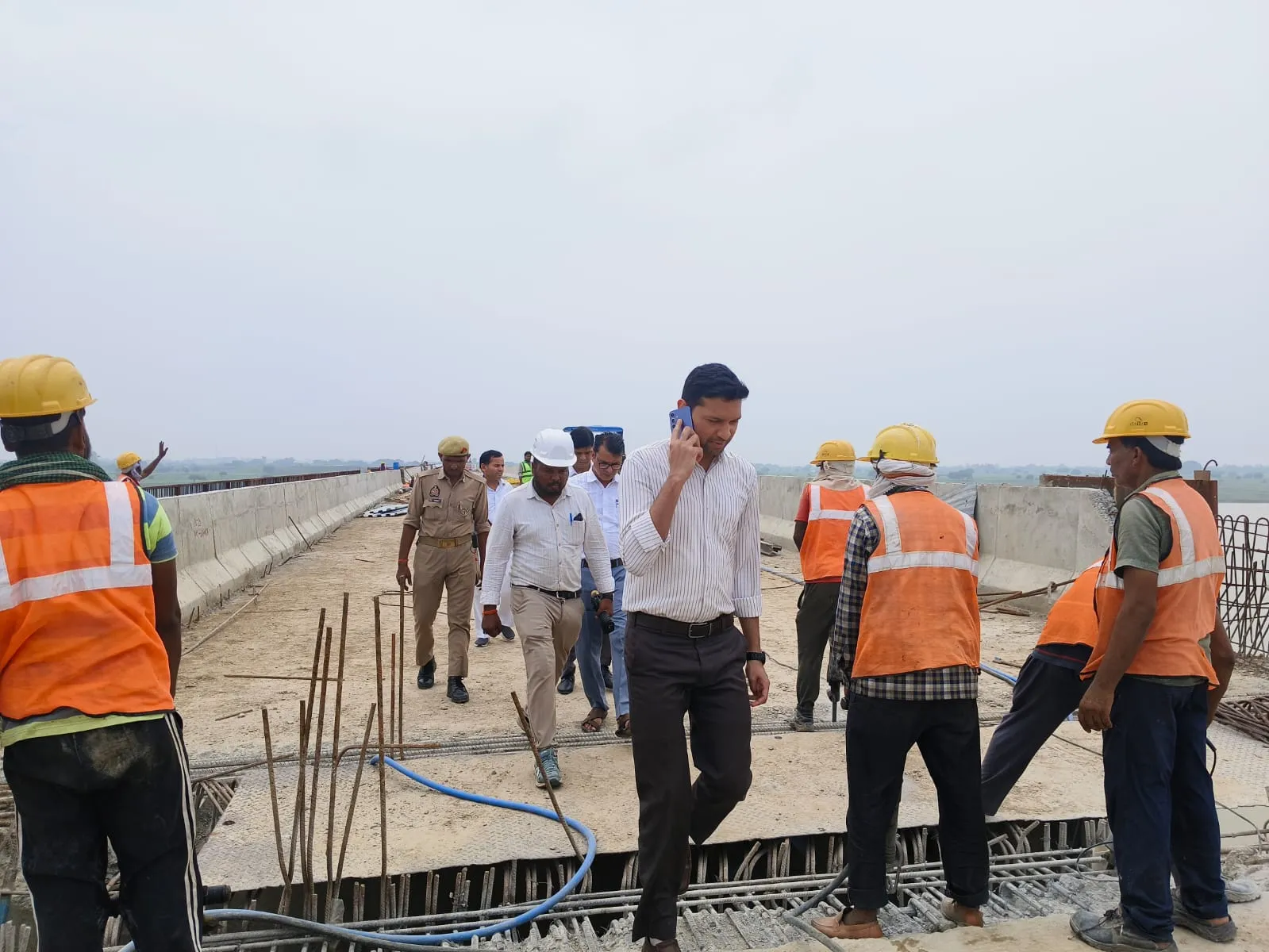 डीएम ने बेतवा नदी पर निर्माणाधीन सेतु का किया औचक निरीक्षण कार्य में ढिलाई पर सेतु निगम के अधिशासी अभियंता व ठेकेदार को