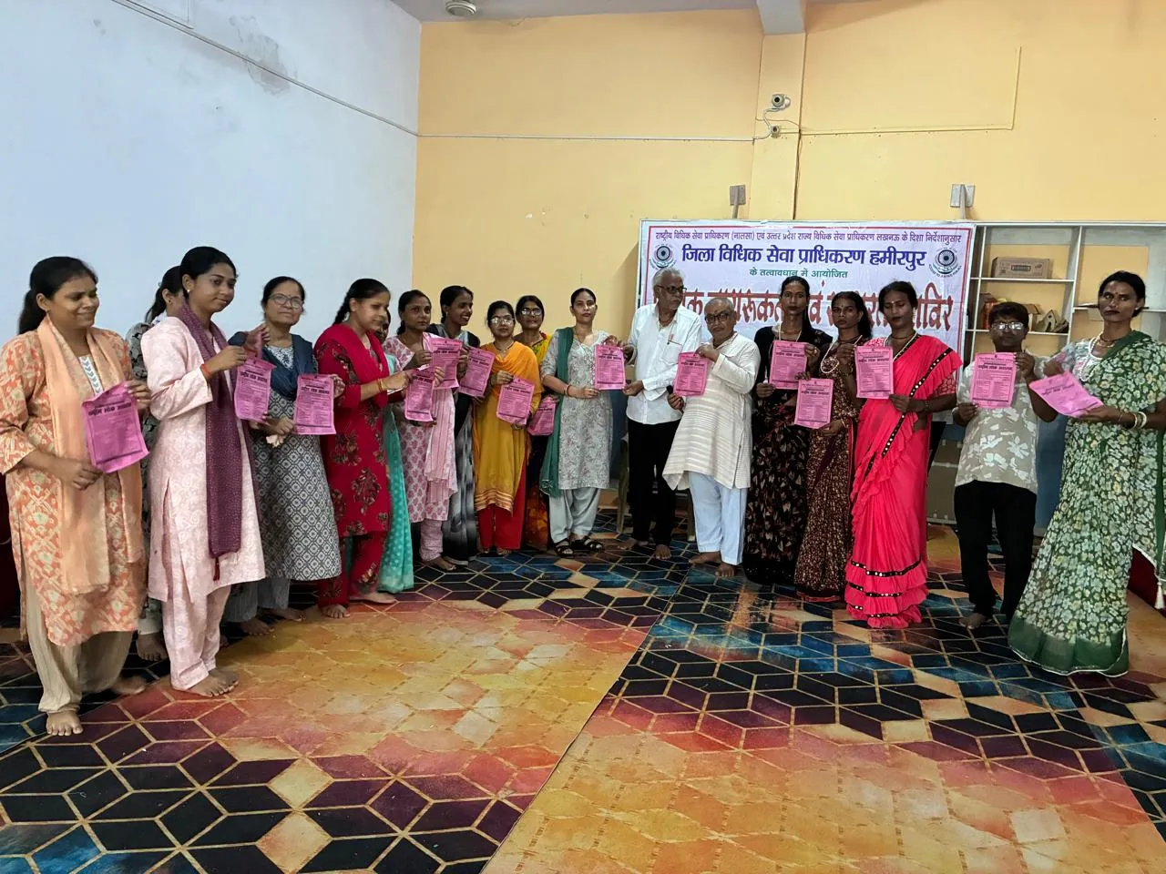 पीएलवी गणेश सिंह ने ट्रांसजेंडर व्यक्तियों को उनके अधिकारों एवं कल्याणकारी योजनाओं की जानकारी देकर जागरूक किया