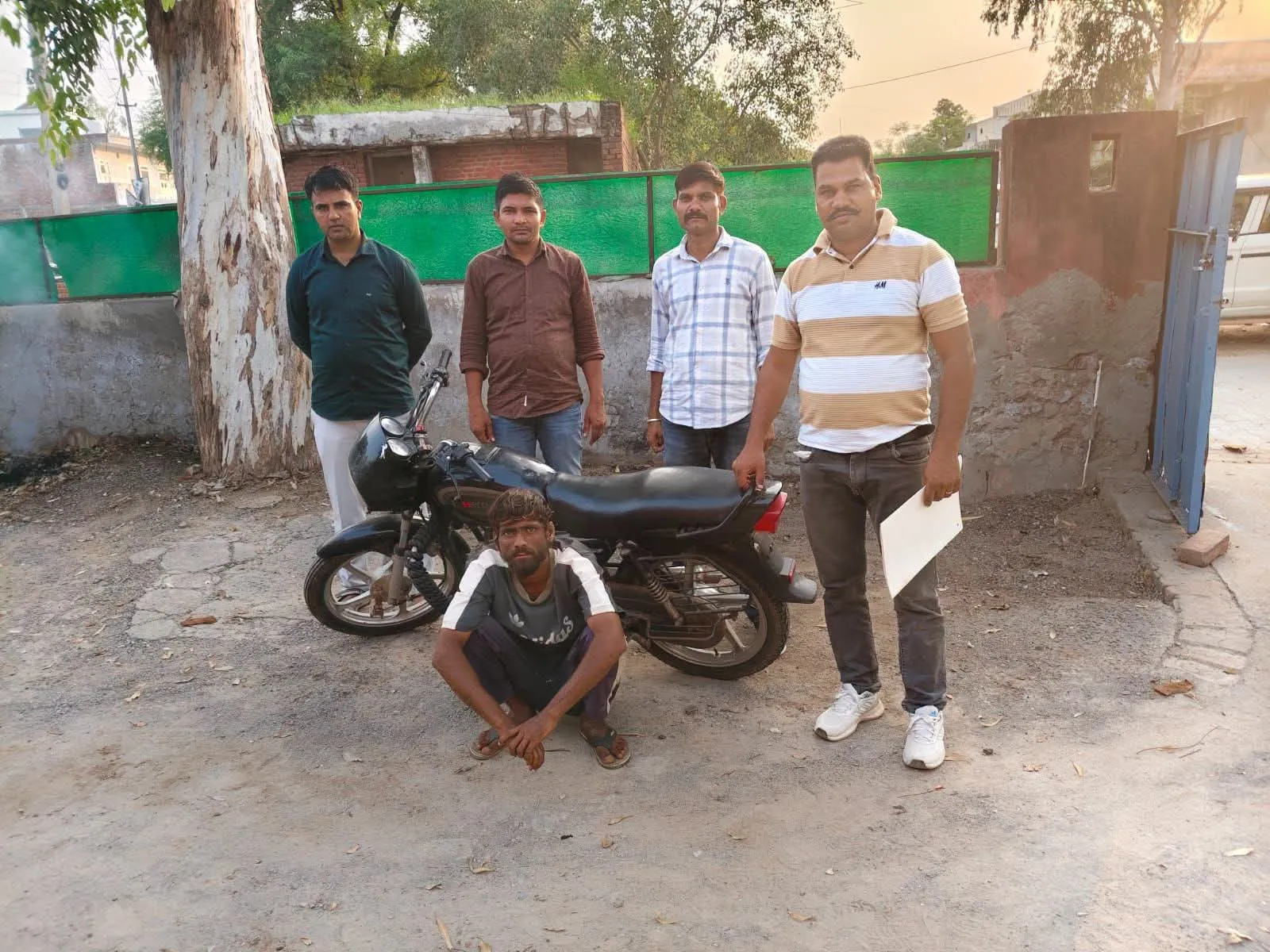 चोरी की मोटरसाइकिल के साथ आरोपी गिरफ्तार, एवीटी स्टाफ हांसी को मिली सफलता