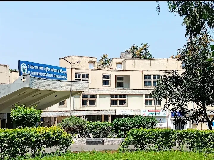 हिमाचल प्रदेश के जिला कांगडा में स्थित टांडा मेडिकल कॉलेज में दवाओं की कमी के चलते बीमार लोग परेशान