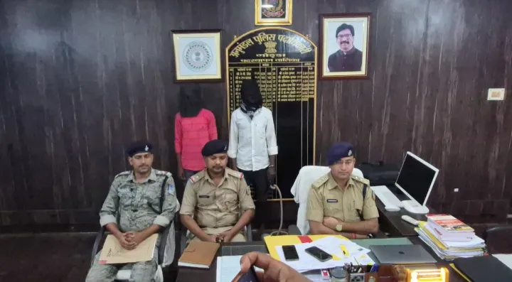 GODDA : हाईवा की दो बैट्री चोरी का खुलासा, दो आरोपी गिरफ्तार; जंगल से चोरी की बैट्रियां बरामद